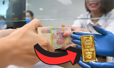 Có 100 triệu nên mua vàng hay gửi tiết kiệm thì lời hơn?