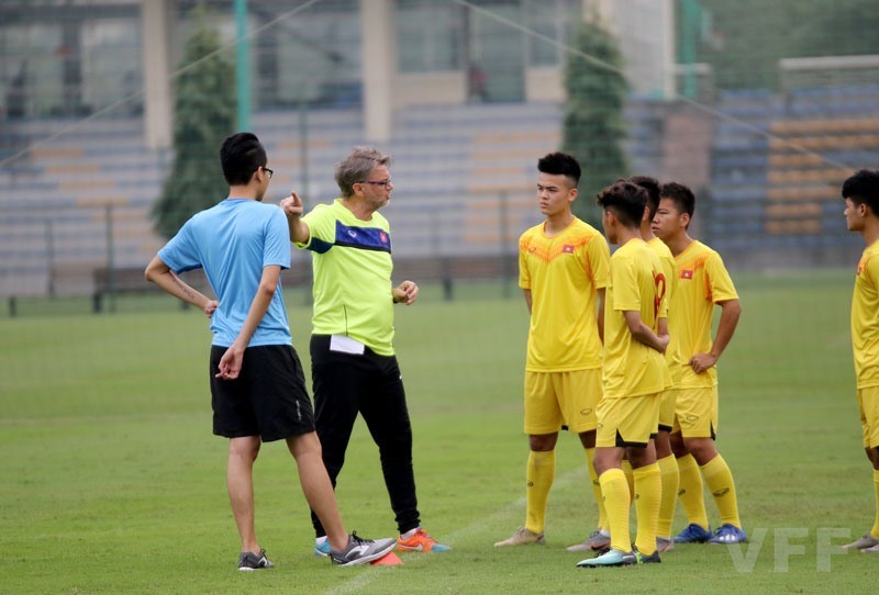 hlv-philippe-troussier-bay-to-tham-vong-can-100-cau-thu-cho-world-cup-2026-164818-1676868149.jpg