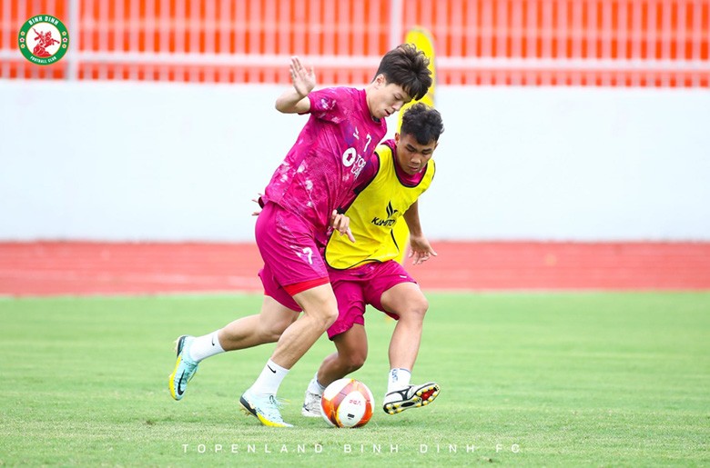tien-ve-viet-kieu-viktor-le-ra-mat-clb-binh-dinh-o-v-league-gay-sot-voi-ve-ngoai-lang-tu-148568-1677122087.jpg