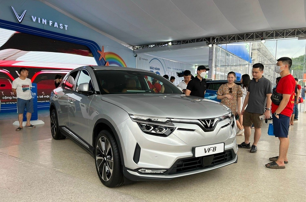 vinfast-vf-8-trung-bay-tai-su-kien-xep-xe-hinh-ban-do-viet-nam-1657364776-1678101662.jpg
